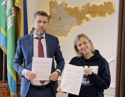 Голова облради Олексій Бойко підписав Меморандум про співпрацю з волонтеркою Мартою Левченко